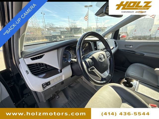 Used 2018 Toyota Sienna XLE image 2