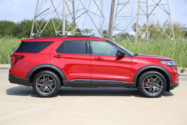 Used 2025 Ford Explorer ST-Line w/ Premium Package image 4