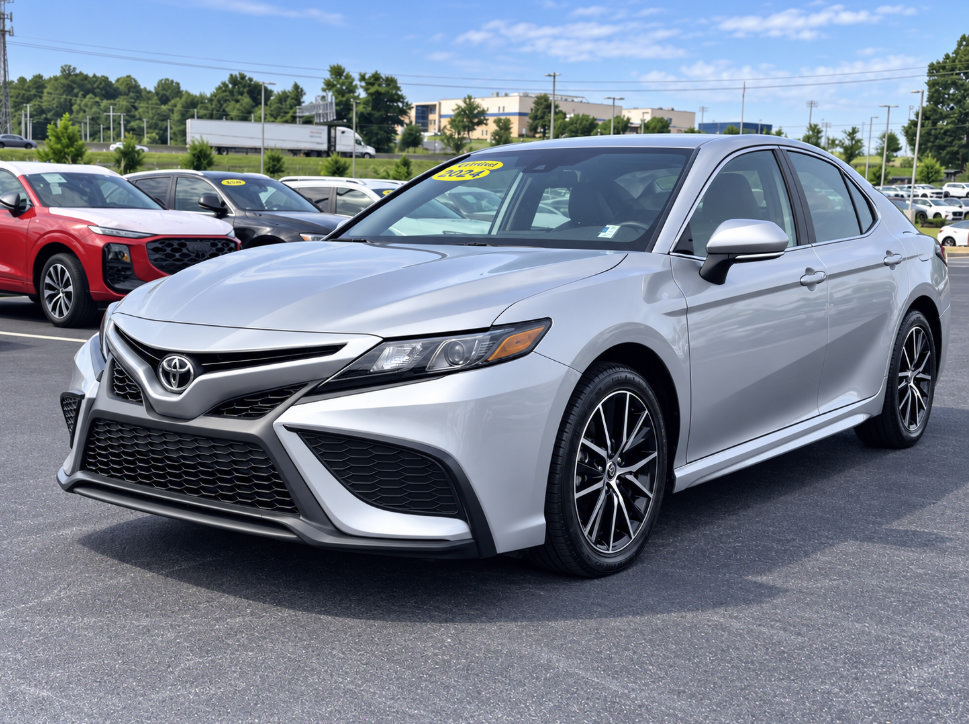 Used 2024 Toyota Camry SE FWD image 3