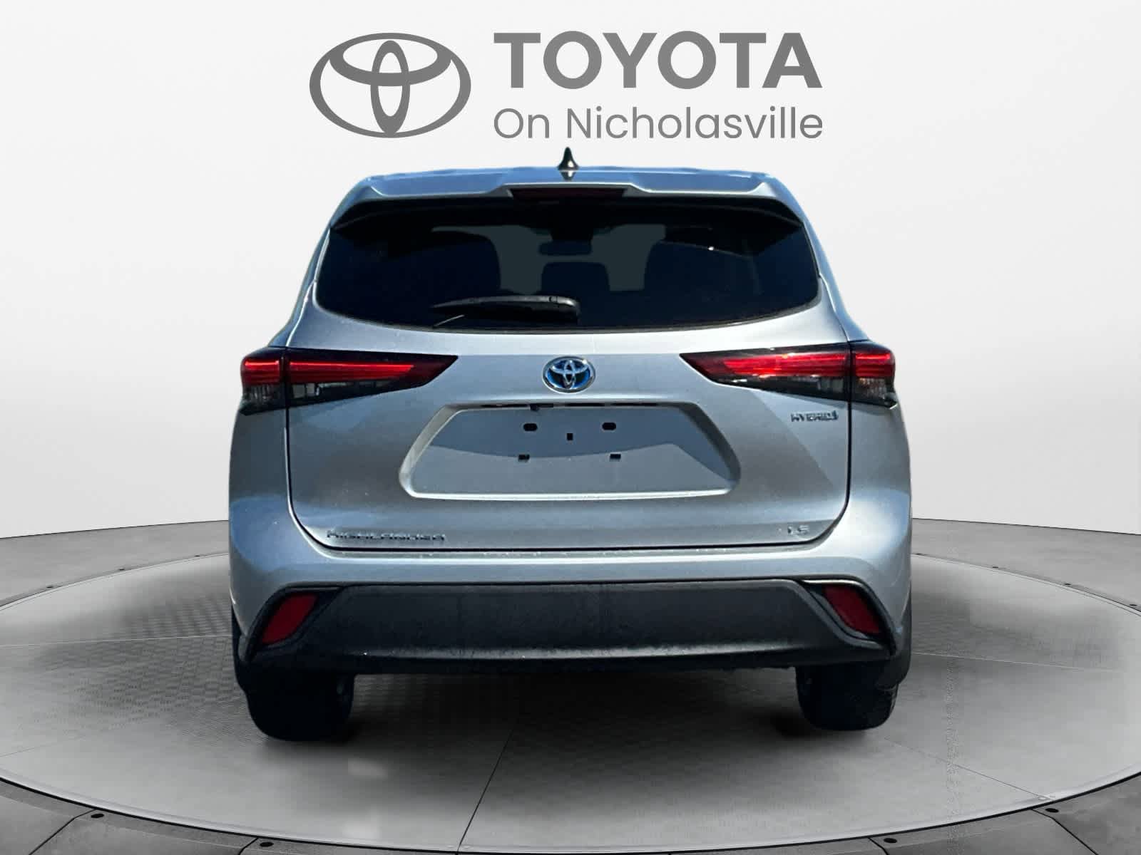 Used 2023 Toyota Highlander LE AWD/4WD image 5