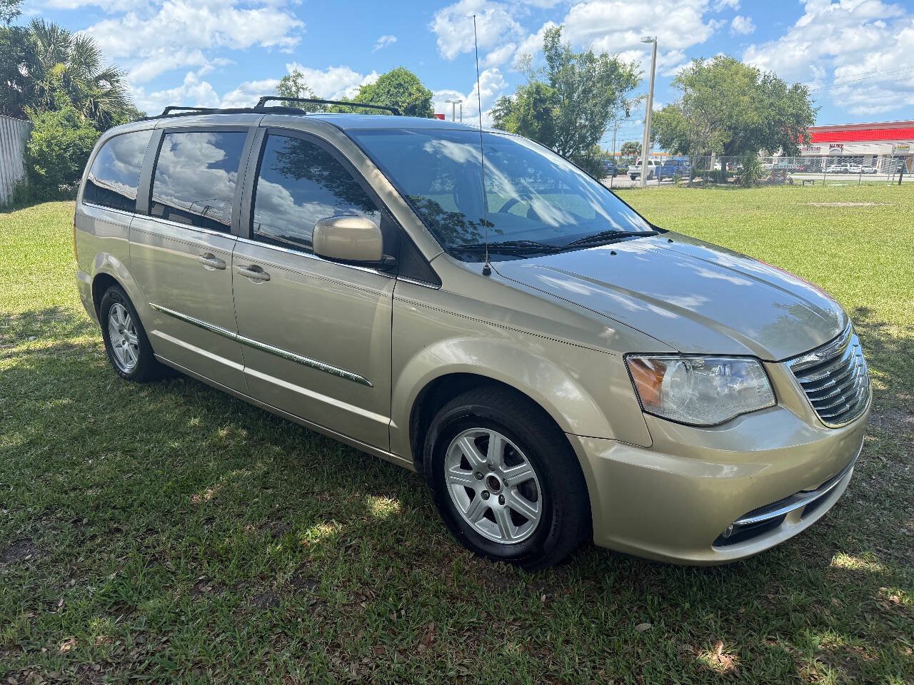 Used 2011 Chrysler Town & Country Touring FWD image 2