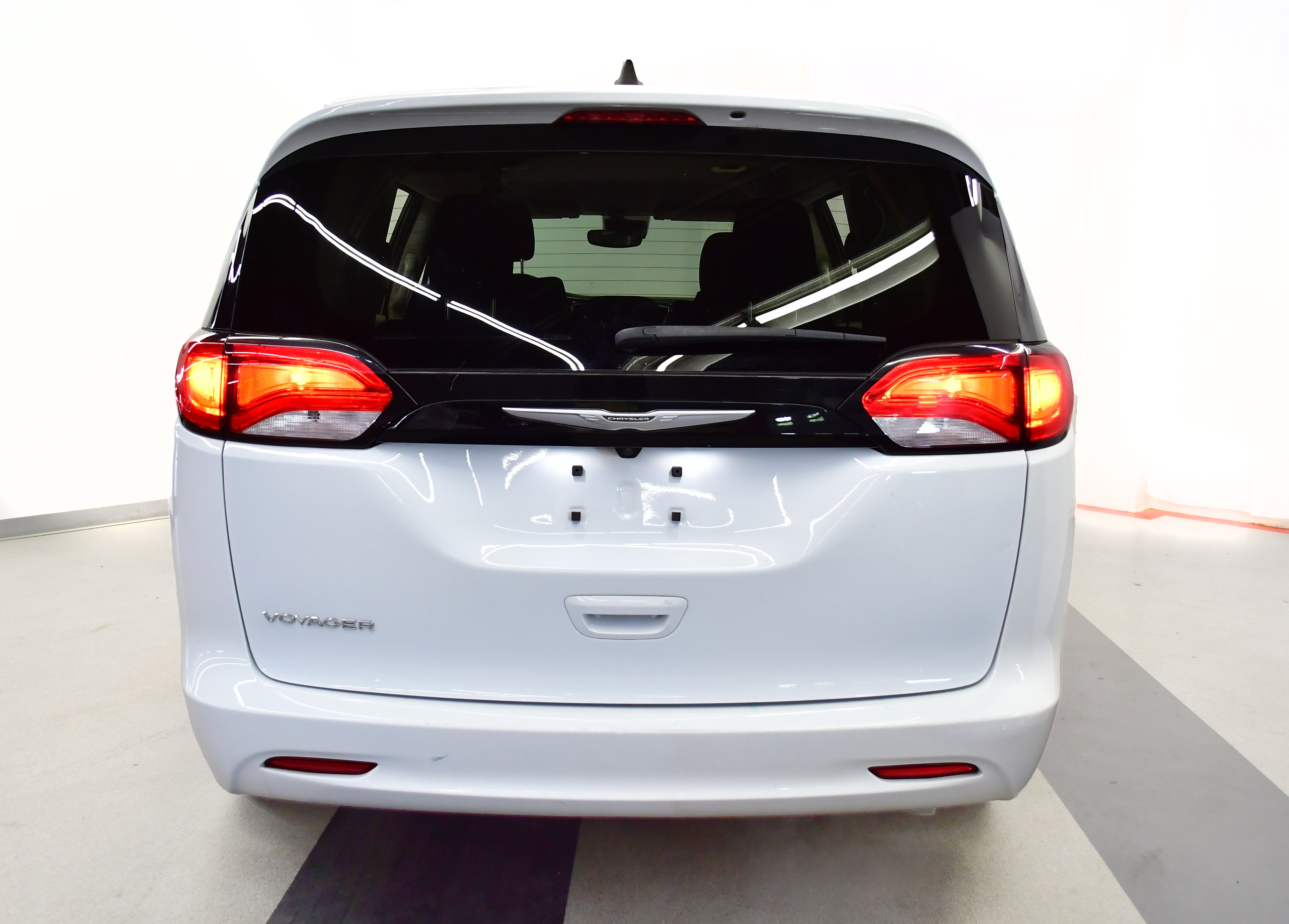 Used 2023 Chrysler Voyager LX FWD image 6