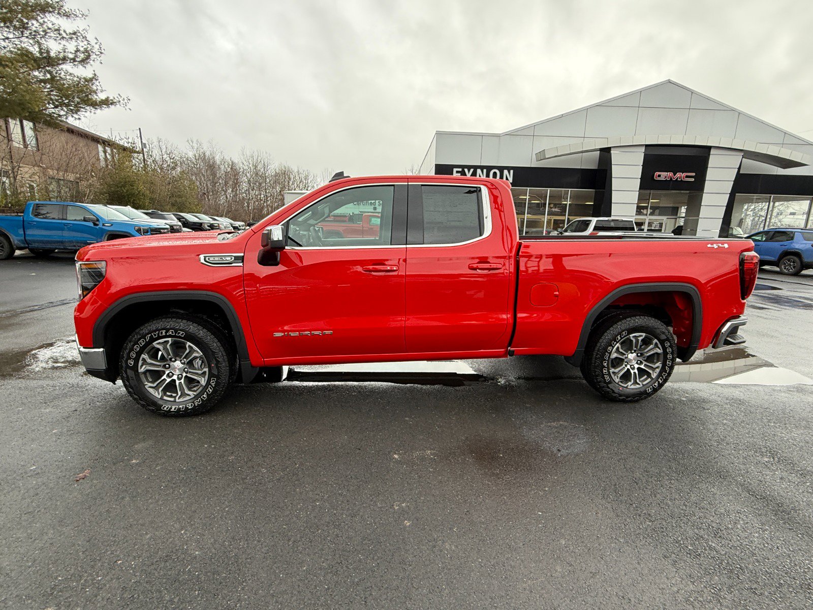 New 2026 GMC Sierra 1500 SLE image 2