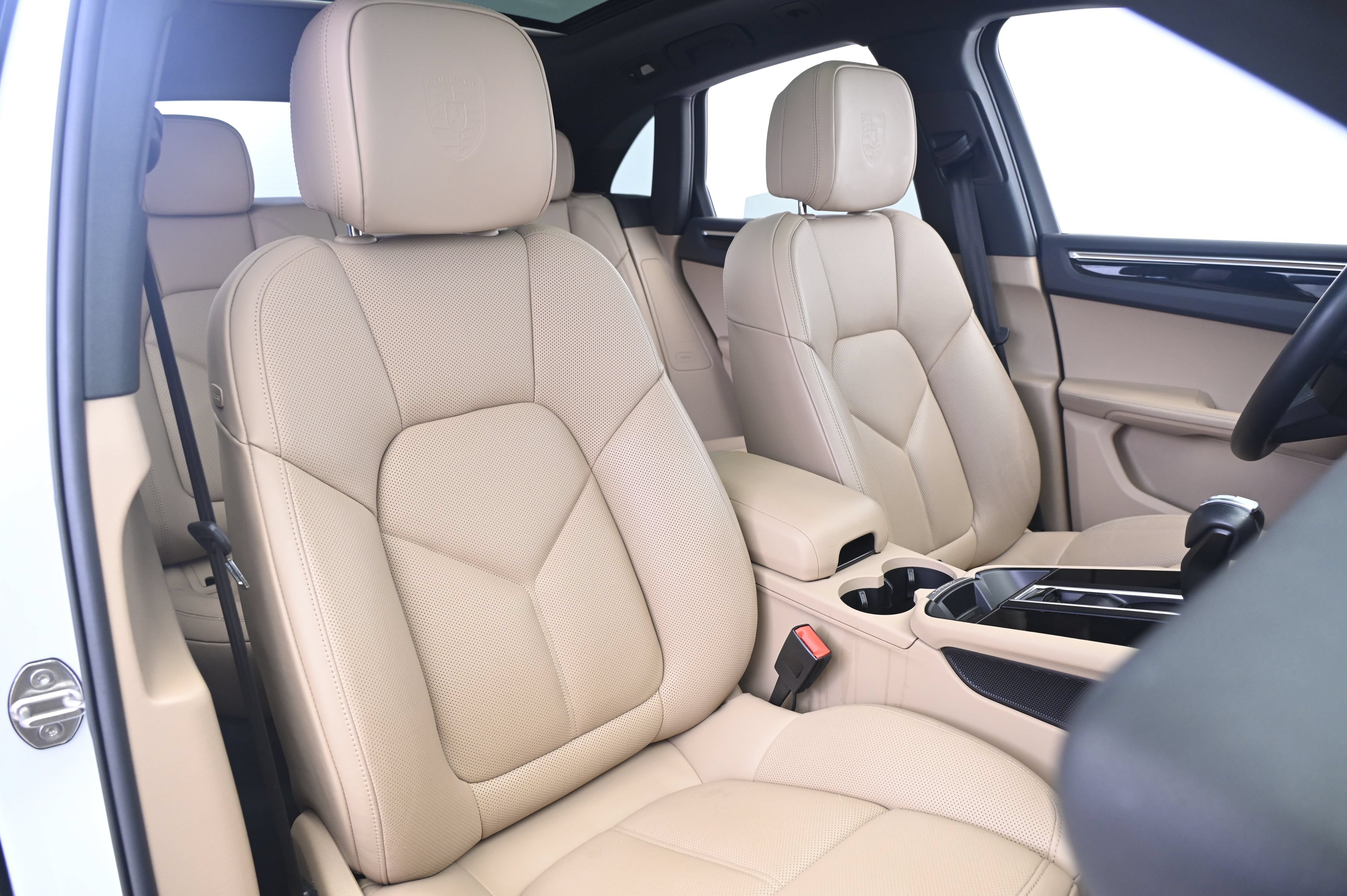 Certified 2024 Porsche Macan AWD/4WD image 24