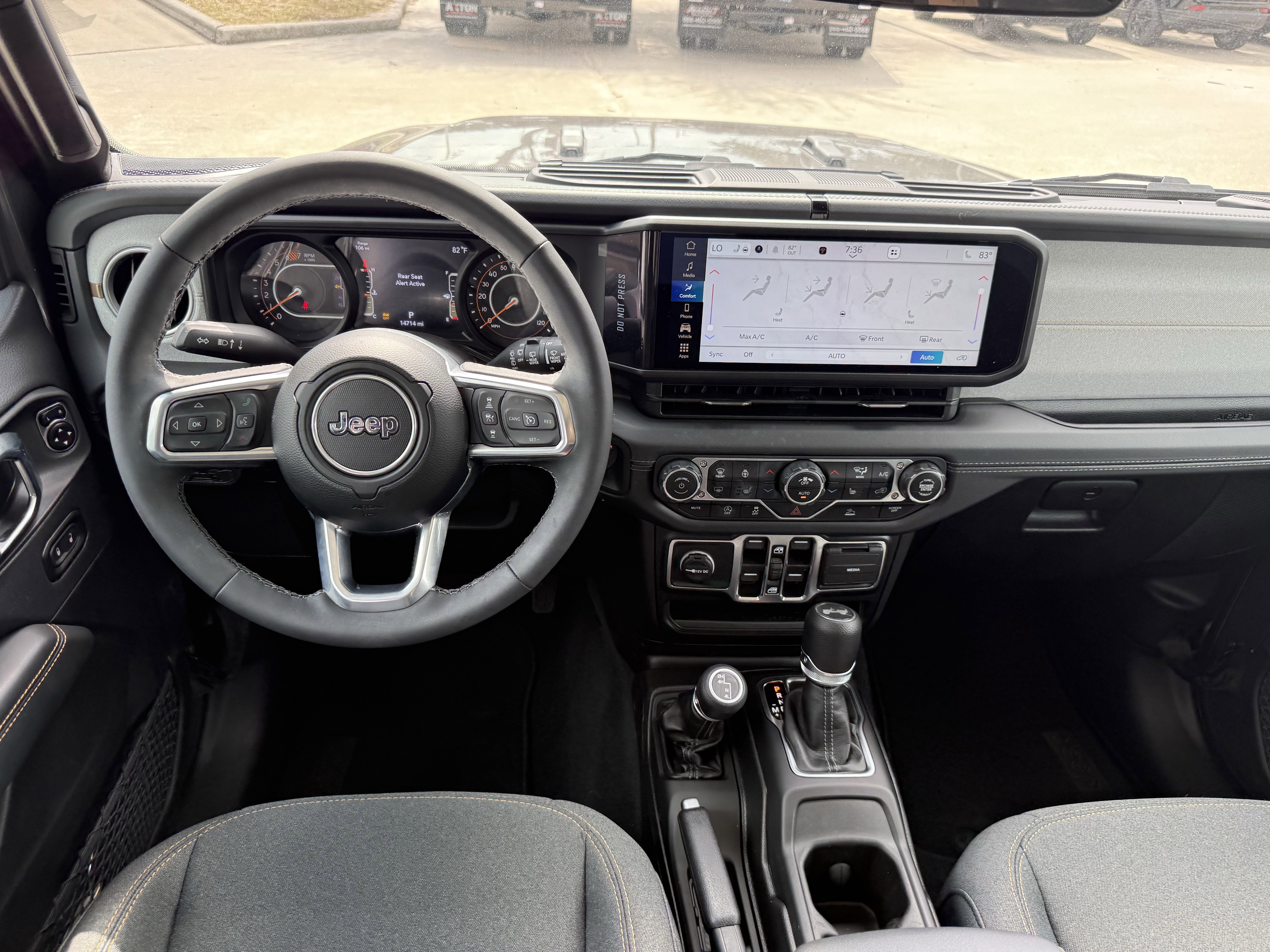 Used 2025 Jeep Wrangler Sahara image 15