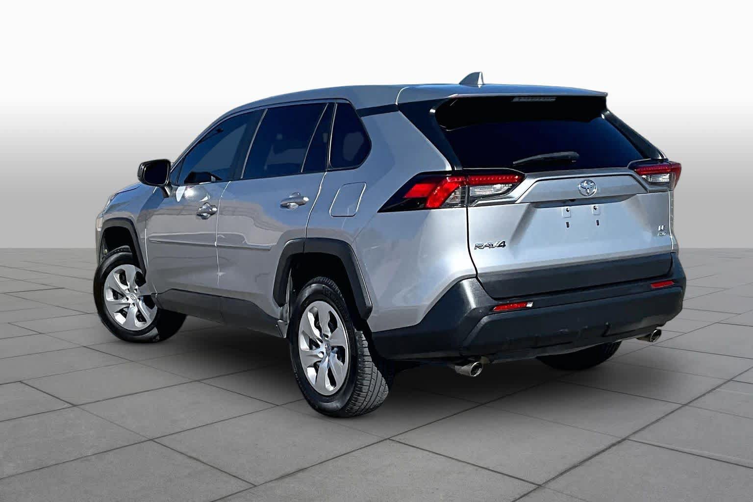 Used 2022 Toyota RAV4 LE AWD/4WD image 12