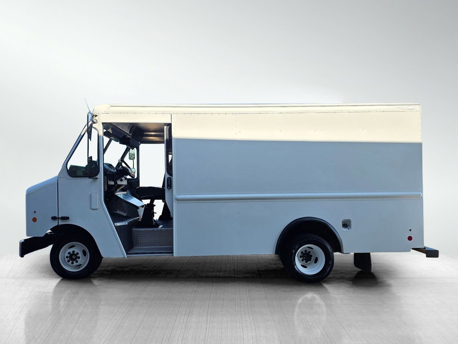 Used 2017 Ford E-350 and Econoline 350 Super Duty w/ A/C Prep Package RWD image 4