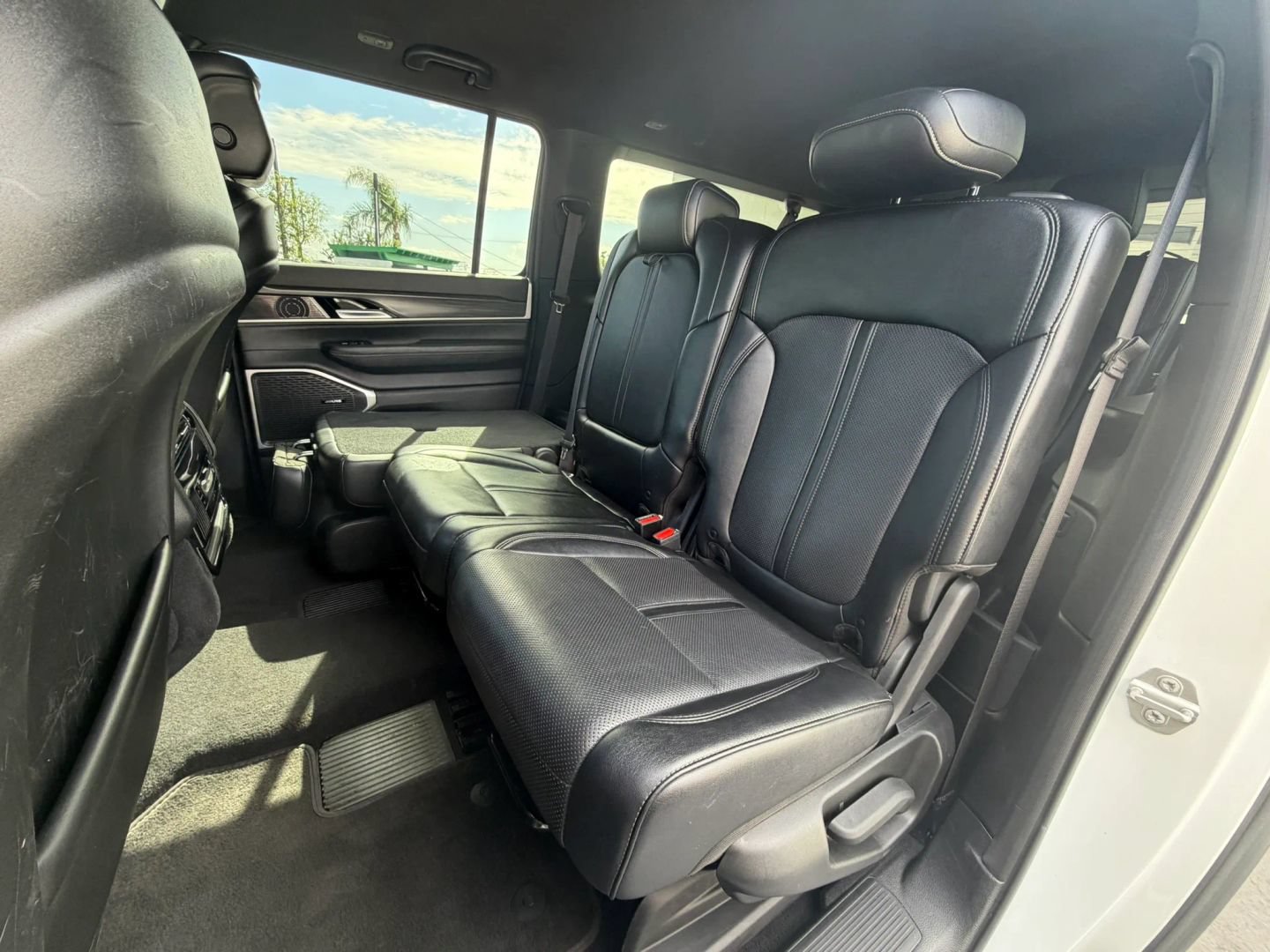 Used 2024 Jeep Wagoneer L Series II RWD image 31