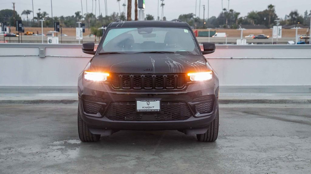 New 2025 Jeep Grand Cherokee Altitude image 3
