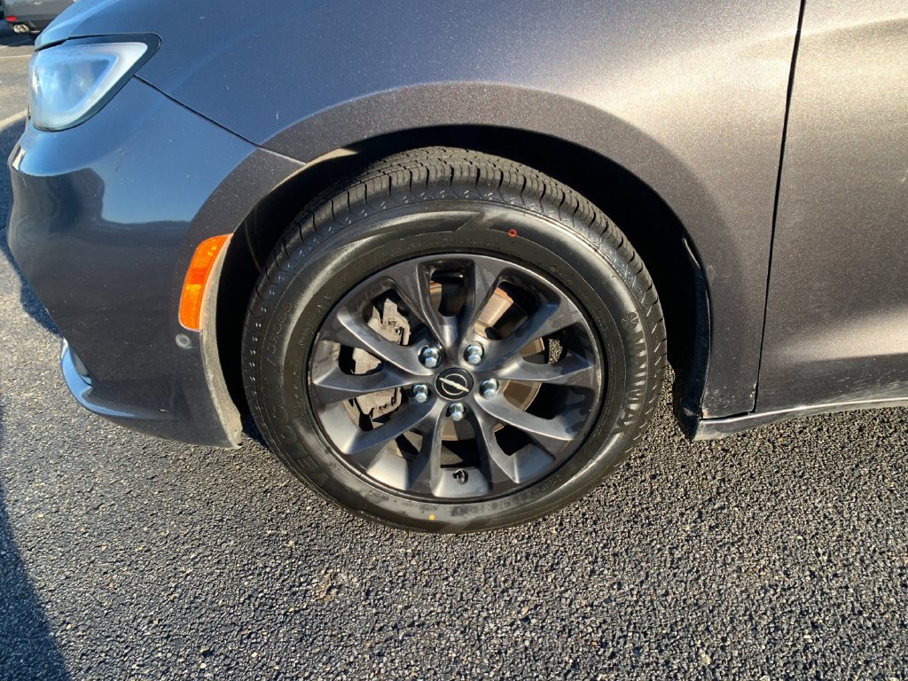 Used 2021 Chrysler Pacifica Touring-L w/ Uconnect Theater Family Group FWD image 32