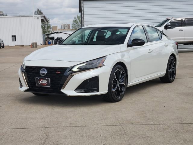 Used 2024 Nissan Altima 2.5 SR w/ SR Premium Package image 3