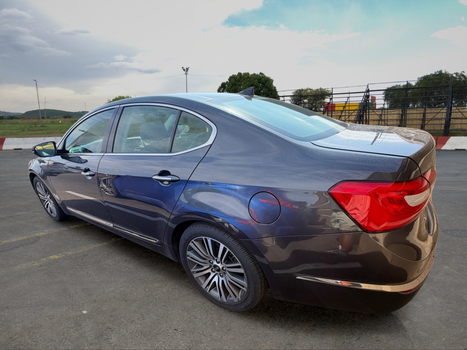 Used 2016 Kia Cadenza Premium w/ Luxury Plus Package FWD image 3