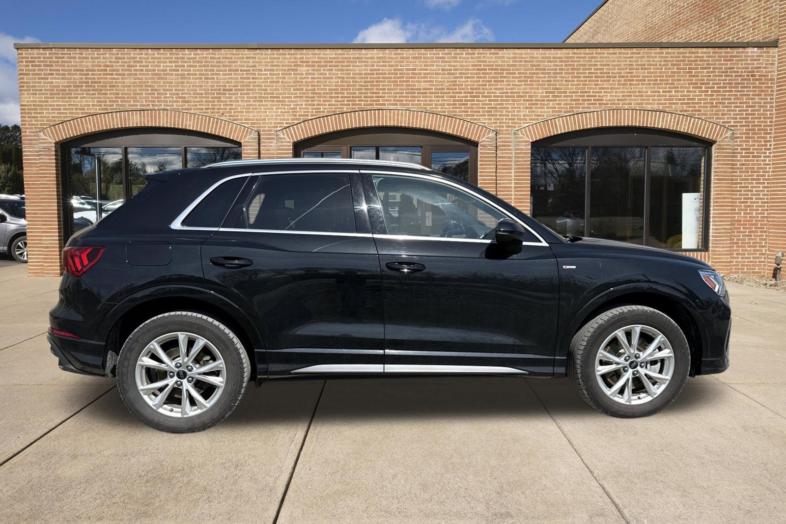 Used 2025 Audi Q3 2.0T Premium image 2