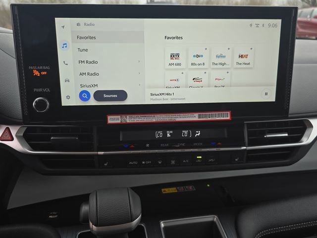 Used 2025 Toyota Sienna XLE image 21