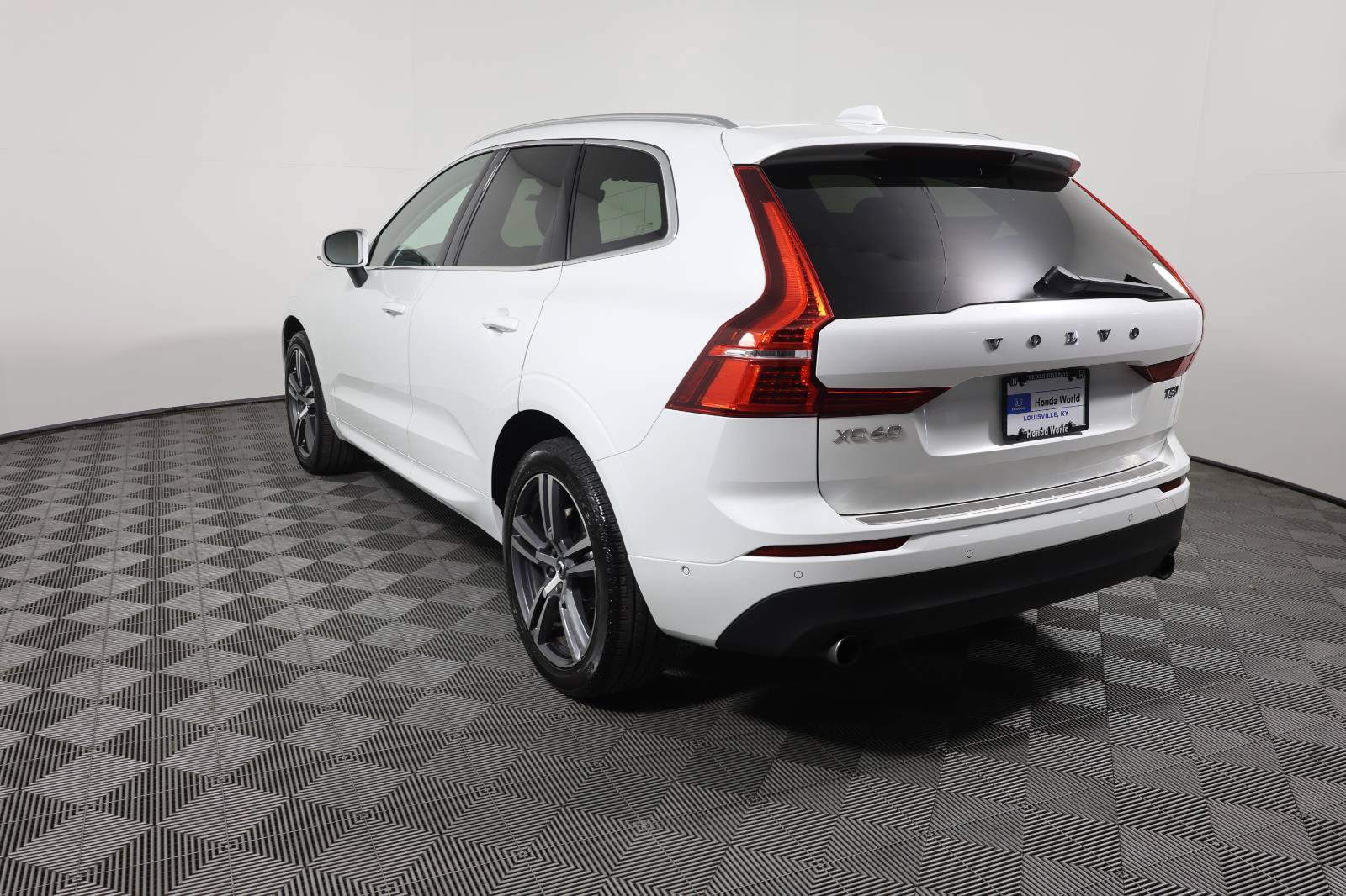 Used 2018 Volvo XC60 T5 Momentum w/ Vision Package AWD/4WD image 7