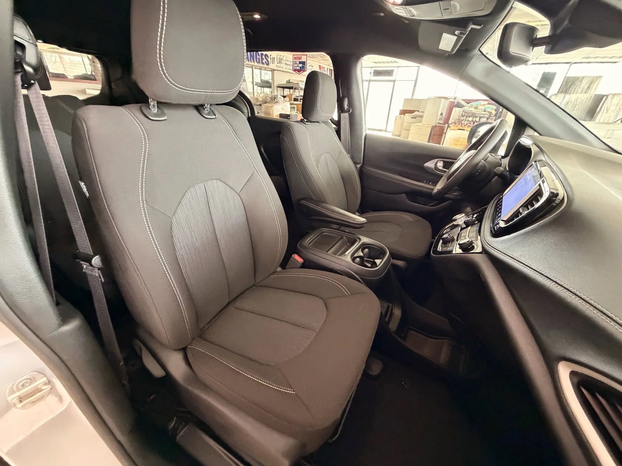 Used 2023 Chrysler Pacifica Touring image 17