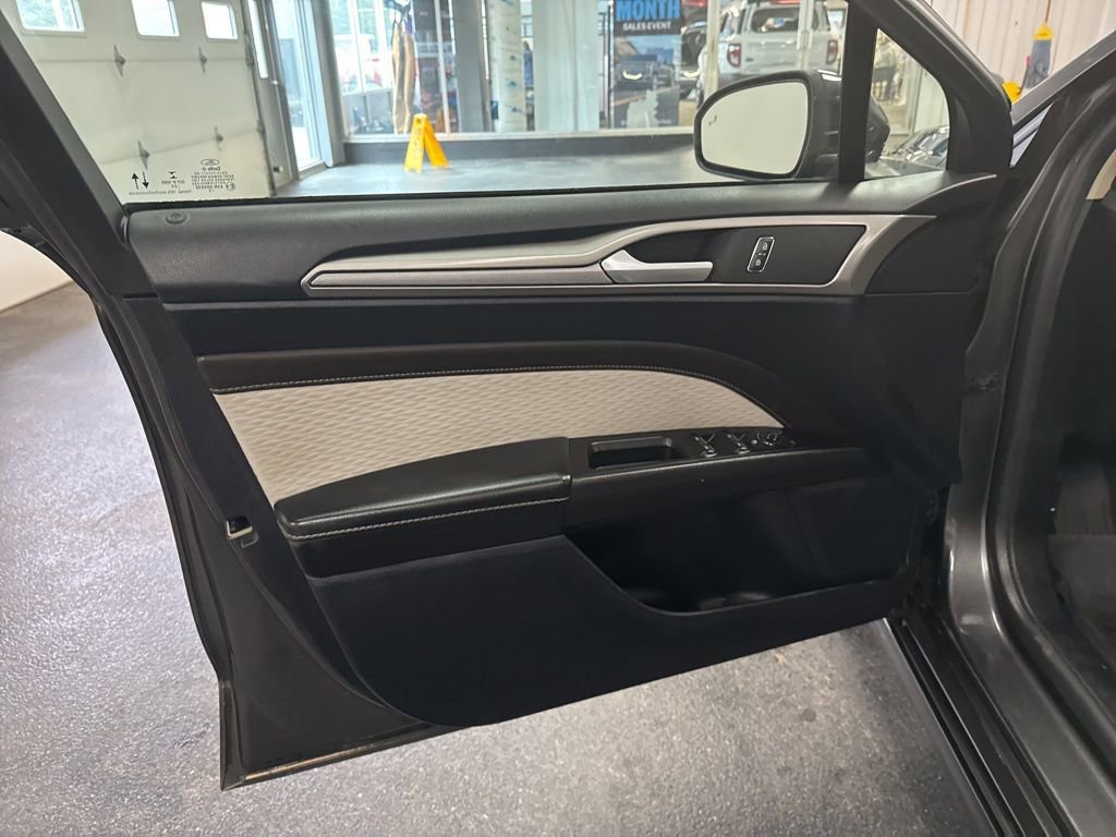 Used 2020 Ford Fusion SE w/ Equipment Group 151A image 17