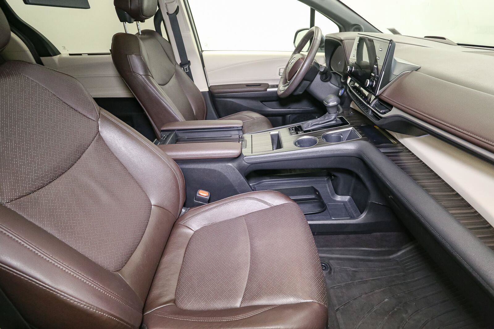 Used 2023 Toyota Sienna Platinum AWD/4WD image 19