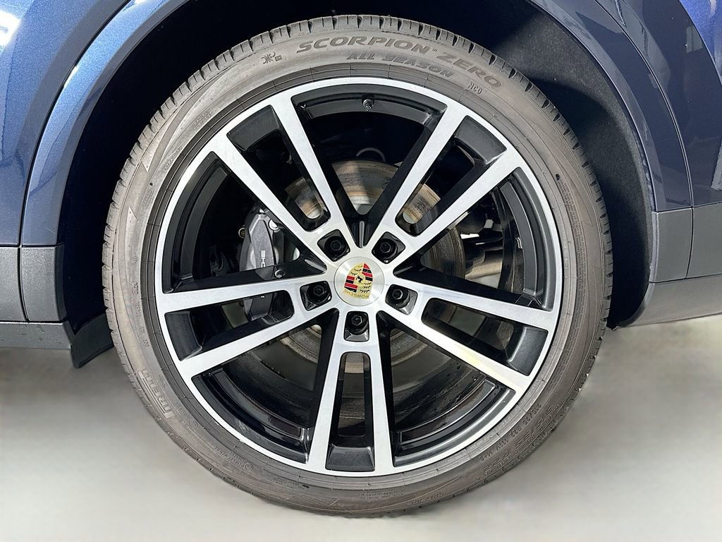 Certified 2024 Porsche Cayenne AWD/4WD image 33