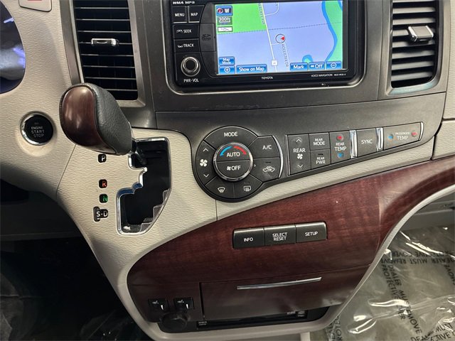 Used 2014 Toyota Sienna XLE image 19