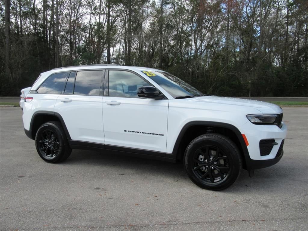 Certified 2025 Jeep Grand Cherokee Altitude image 2