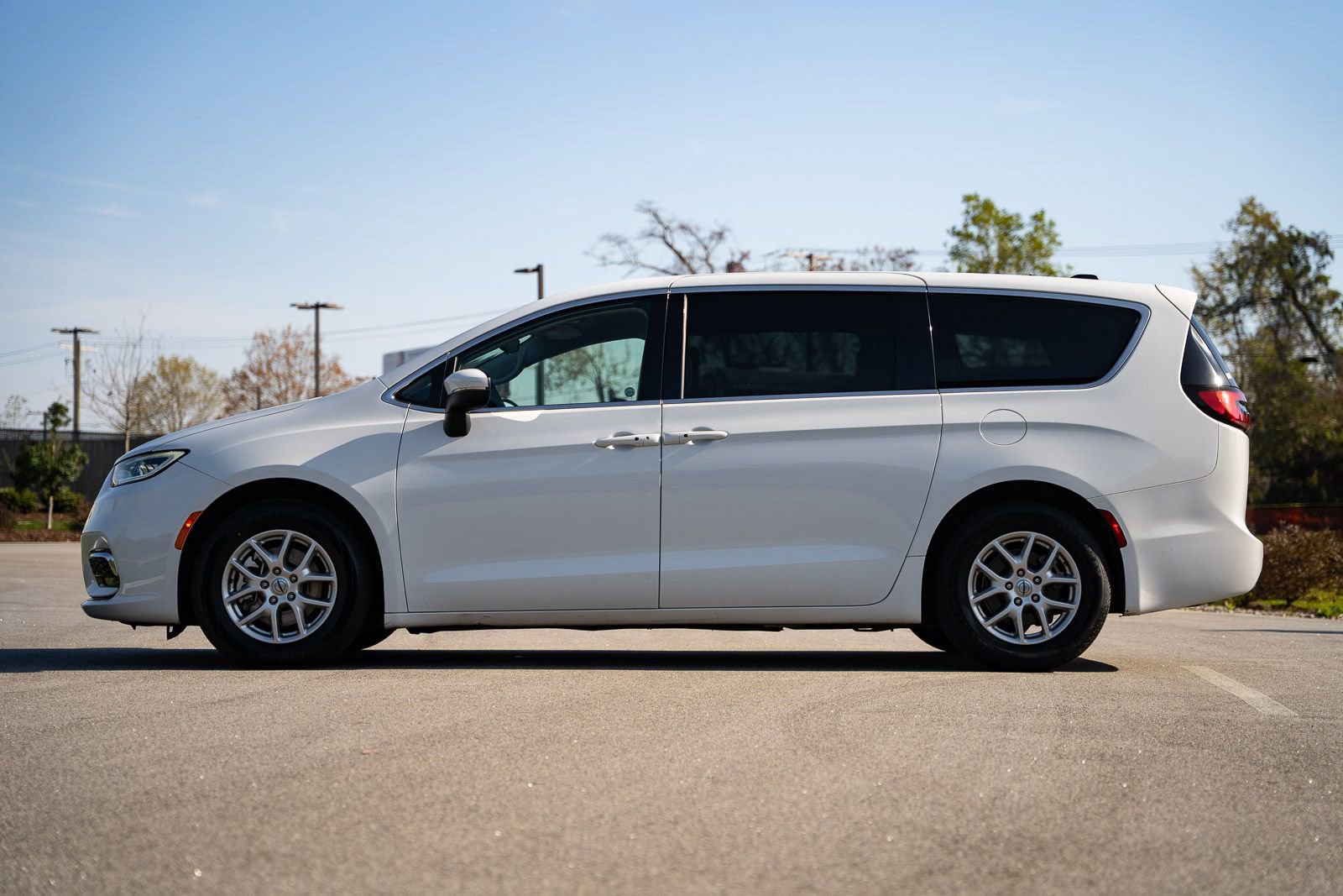 Used 2023 Chrysler Pacifica Touring-L image 4
