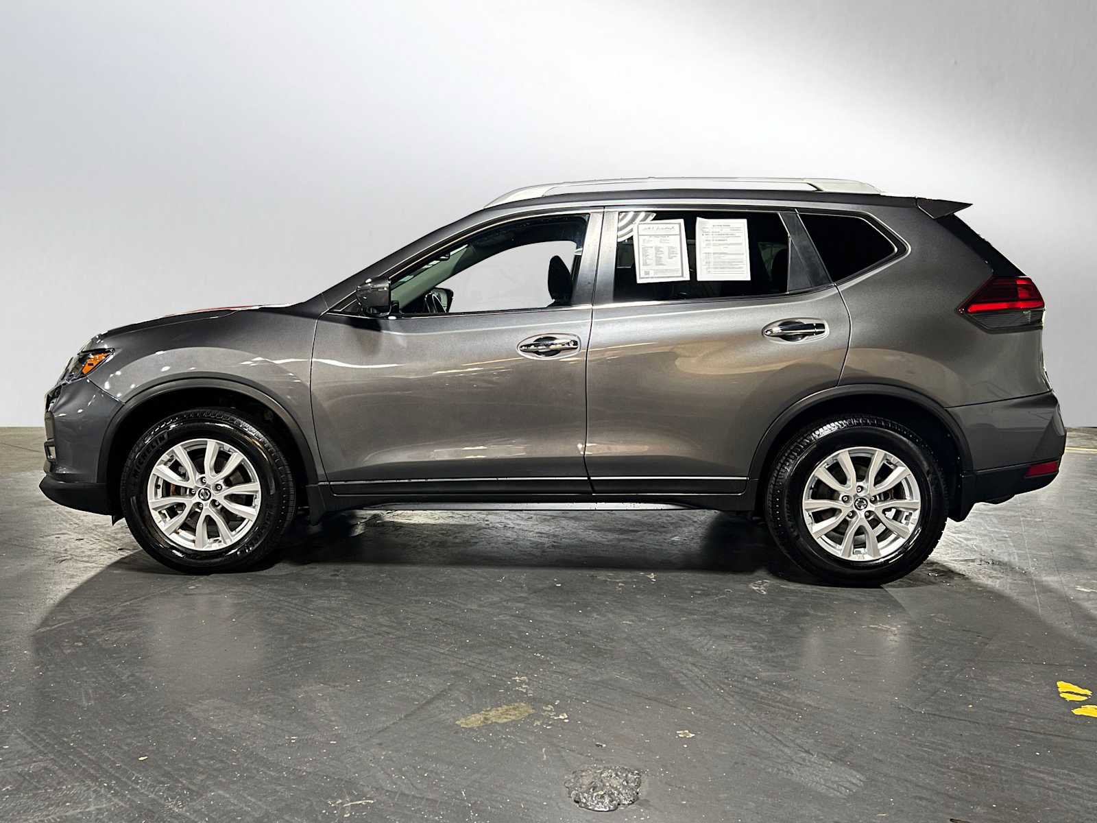 Used 2017 Nissan Rogue SV w/ SV Premium Package image 6