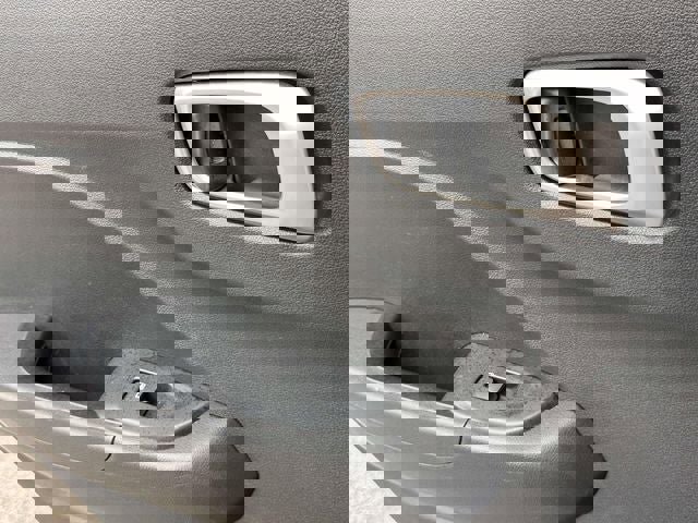 Used 2023 Hyundai Venue SEL image 25