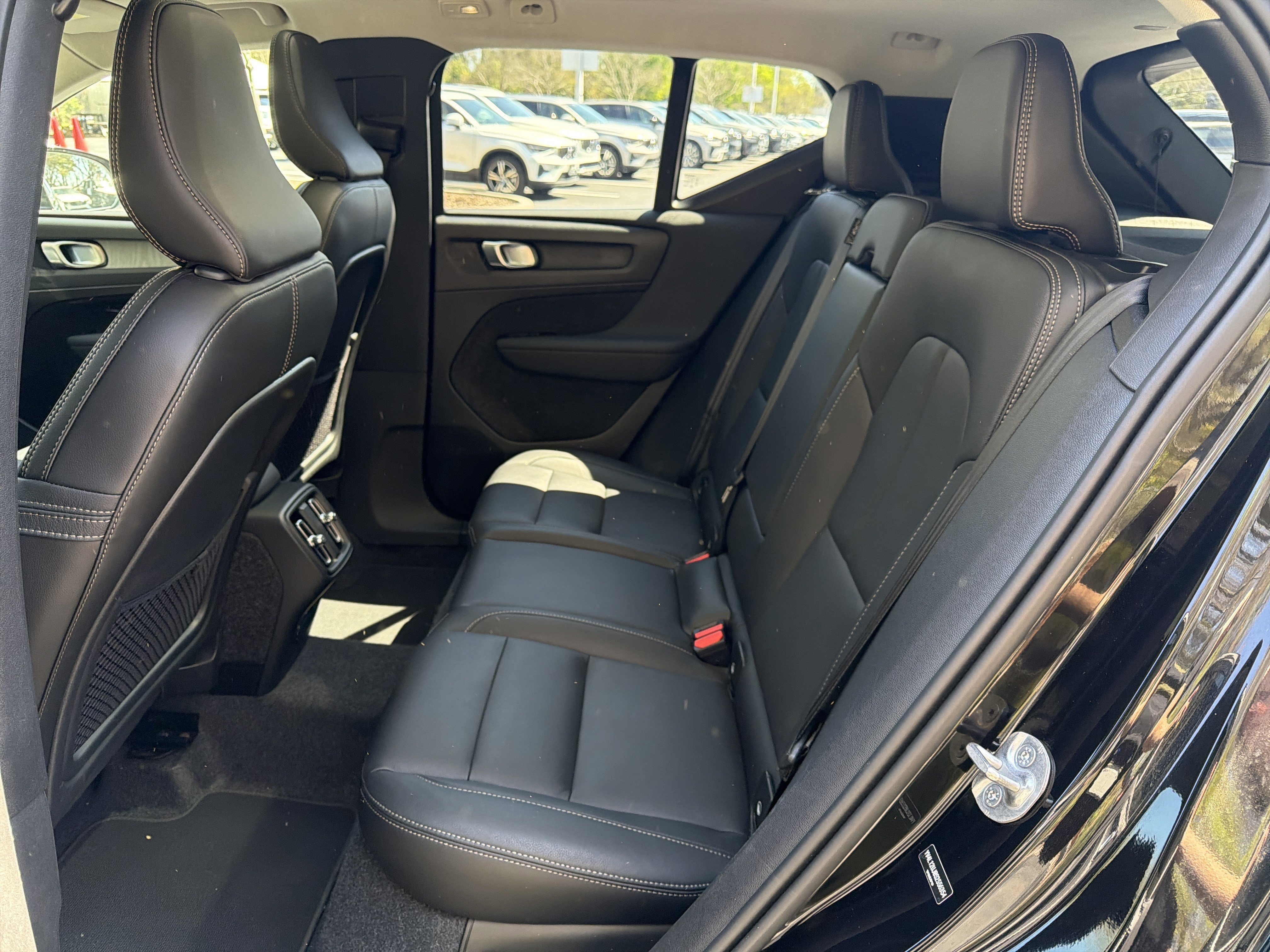 Certified 2025 Volvo XC40 B5 Core image 32