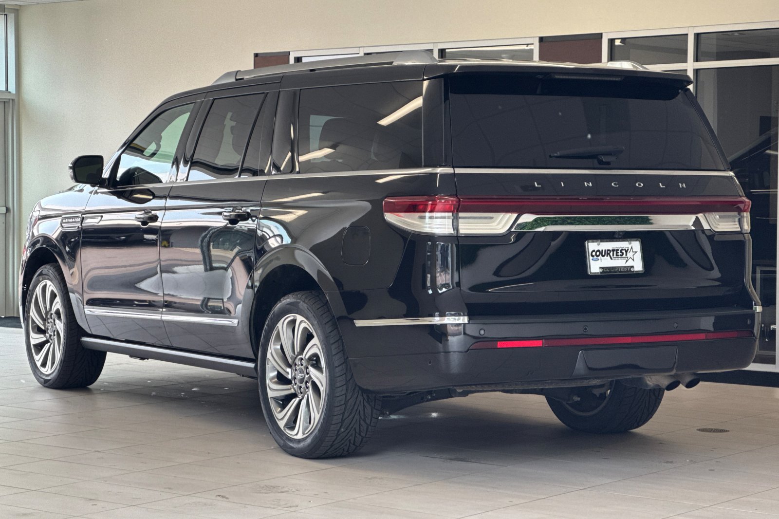 Certified 2023 Lincoln Navigator L Reserve w/ Equipment Group 201A AWD/4WD image 6