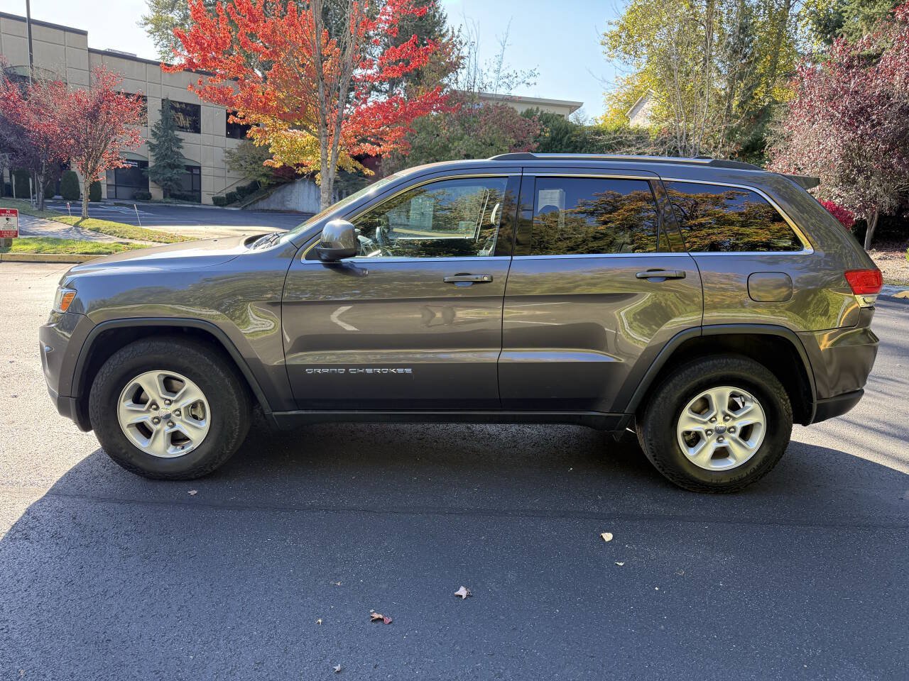 Used 2014 Jeep Grand Cherokee Laredo w/ Quick Order Package 23E AWD/4WD image 2