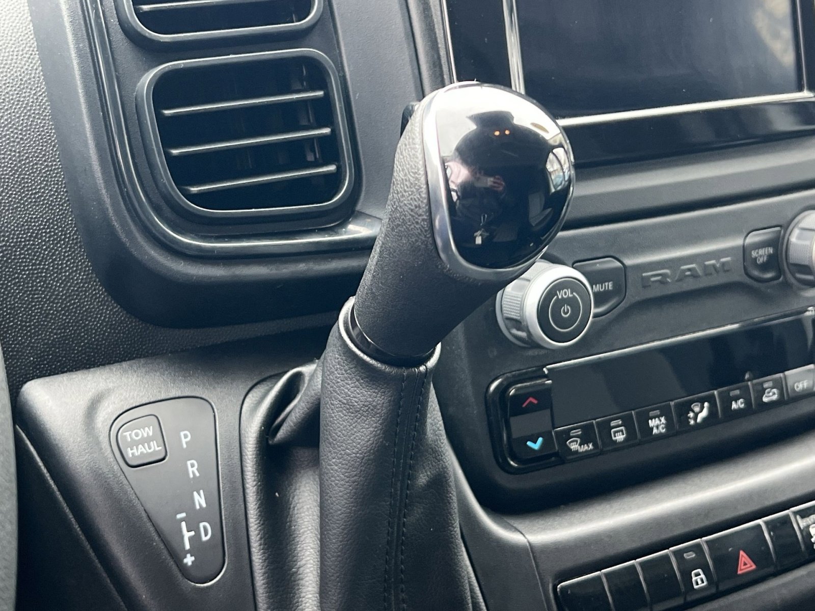 Used 2024 RAM ProMaster 2500 w/ Convenience Group image 18