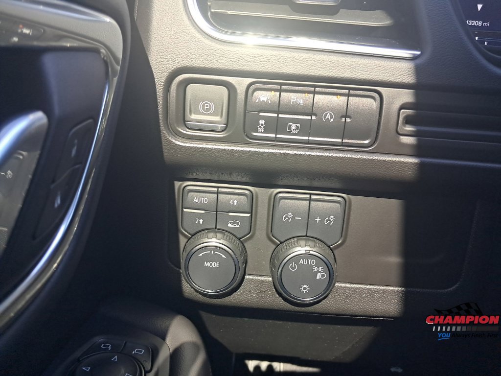 Used 2023 Chevrolet Suburban RST w/ Luxury Package AWD/4WD image 28