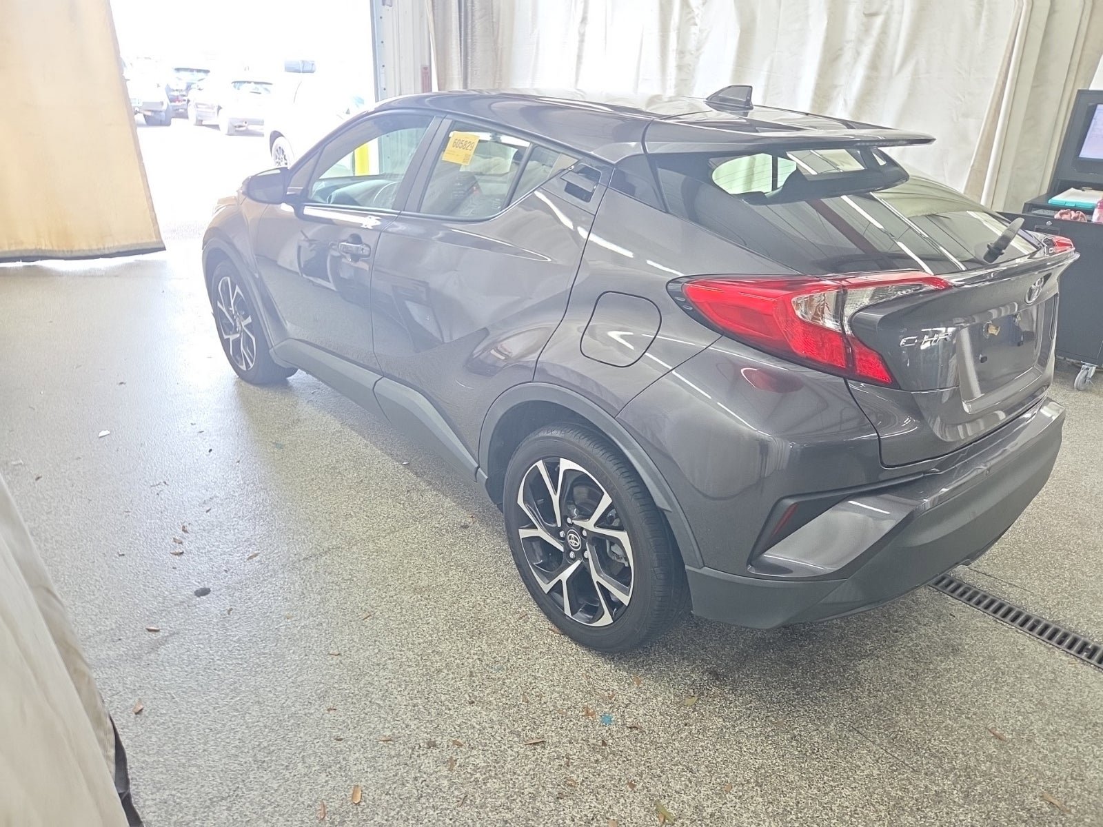 Used 2021 Toyota C-HR XLE FWD image 4