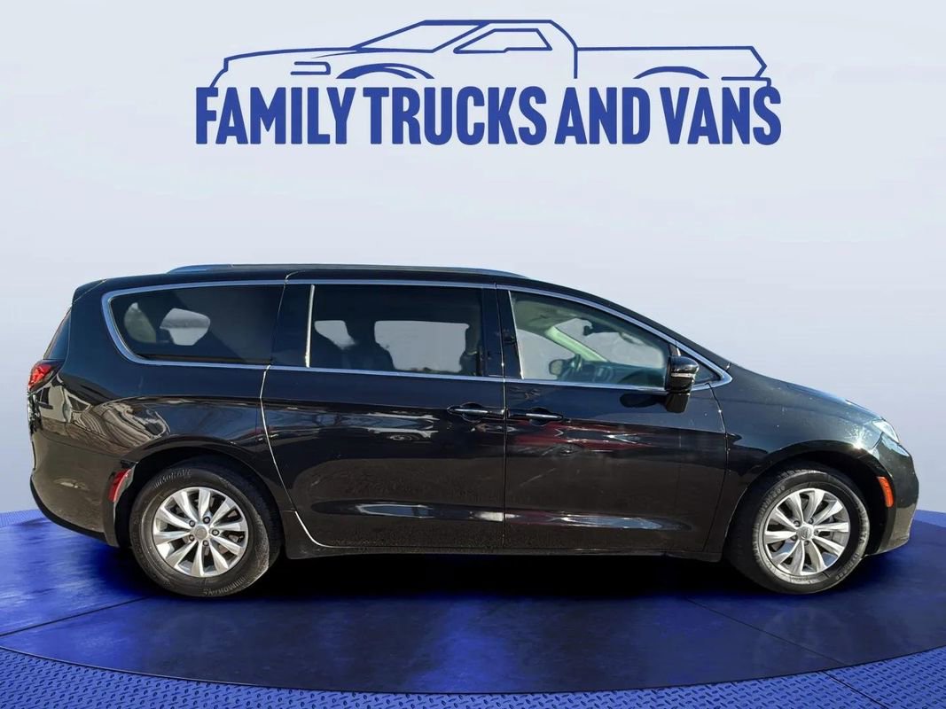 Used 2021 Chrysler Pacifica Touring-L image 6