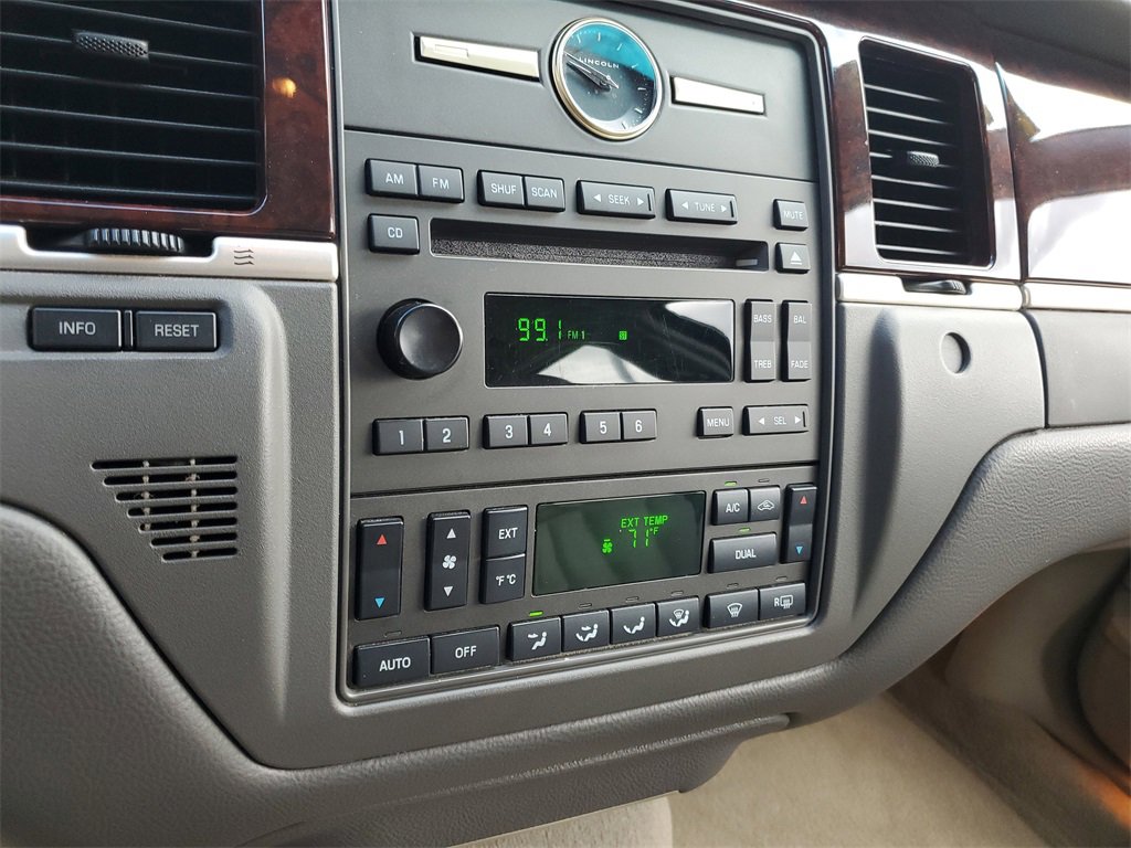 Used 2007 Lincoln Town Car Signature image 25