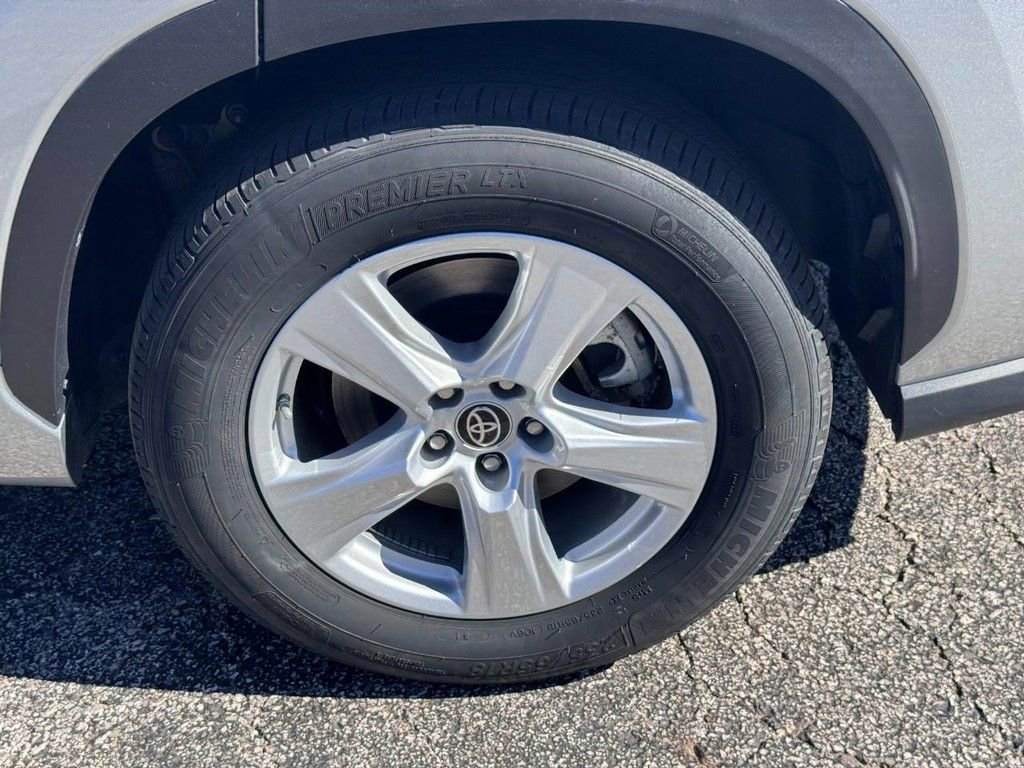 Used 2023 Toyota Highlander LE image 8