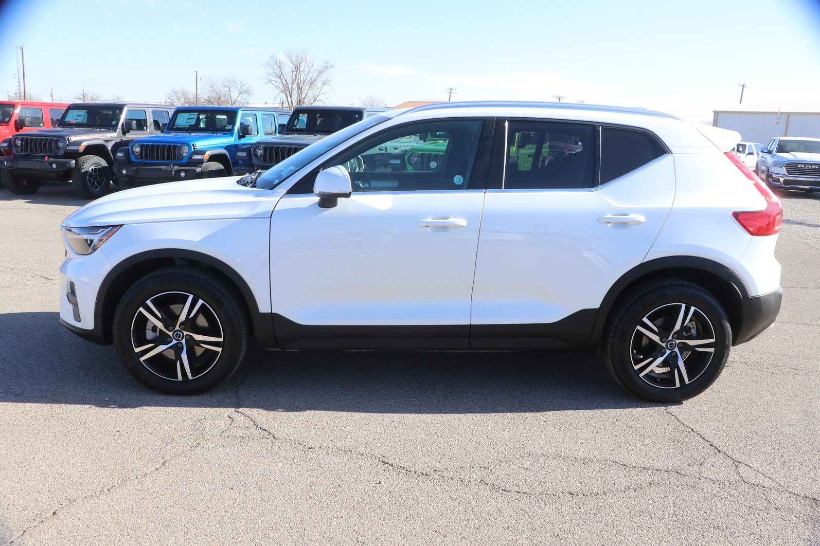 Used 2024 Volvo XC40 B5 Core image 4