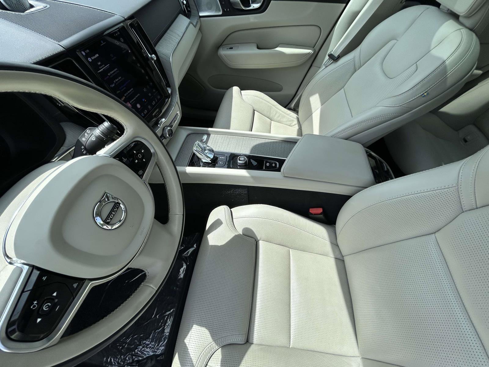 Certified 2023 Volvo XC60 B6 Ultimate w/ Protection Package Premier image 10