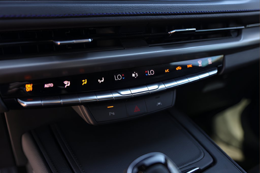 Certified 2025 Cadillac XT4 Sport FWD image 17