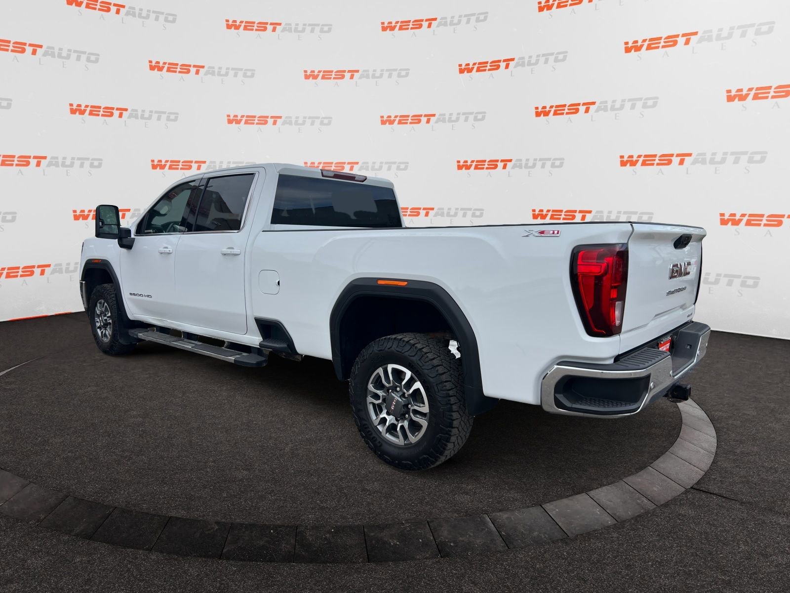 Used 2023 GMC Sierra 3500 SLE w/ SLE Convenience Package AWD/4WD image 3