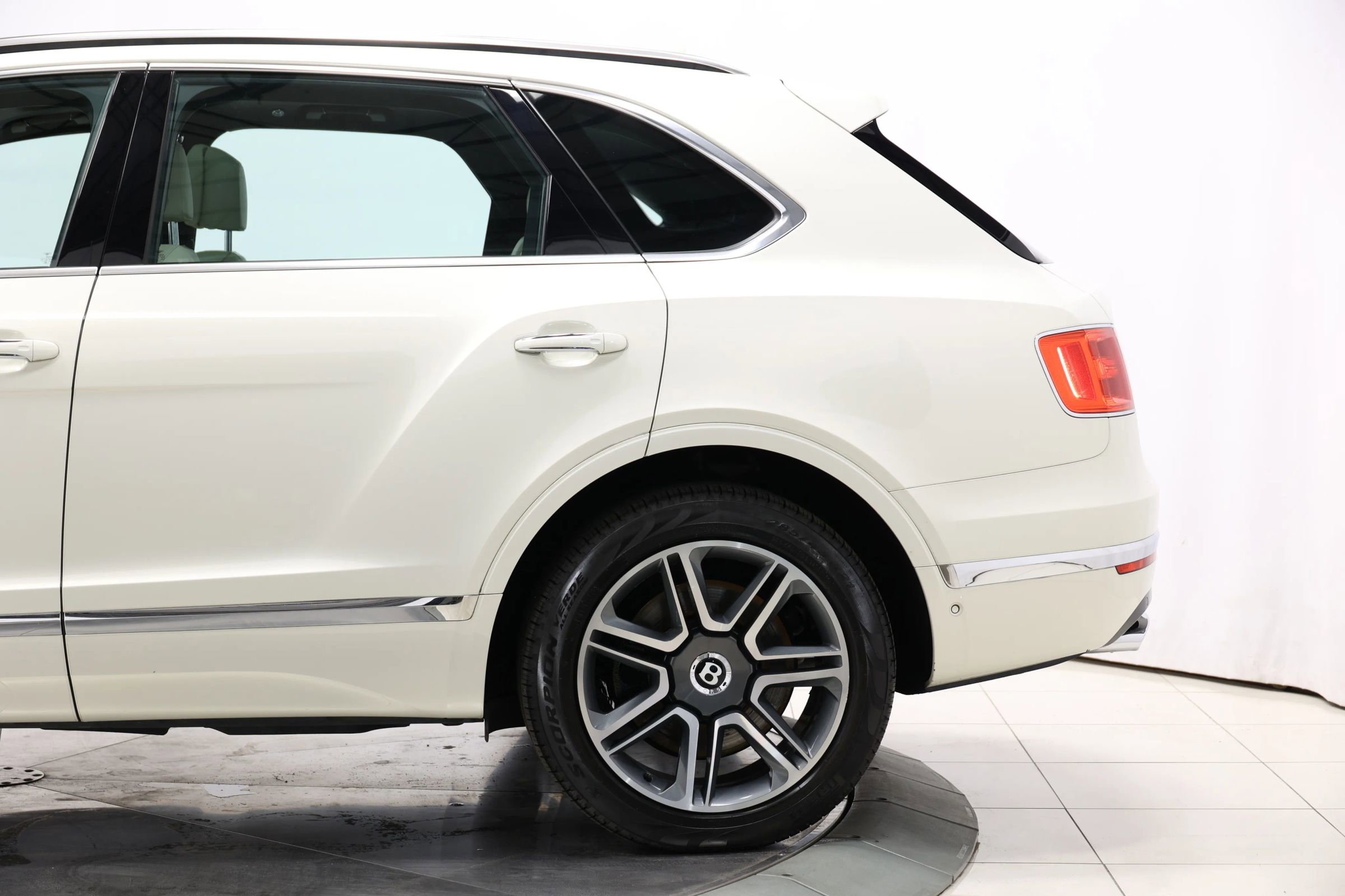 Used 2018 Bentley Bentayga Onyx Edition AWD/4WD image 10