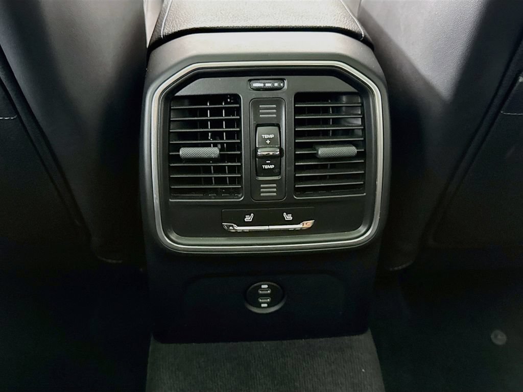 Used 2025 Porsche Macan AWD/4WD image 27