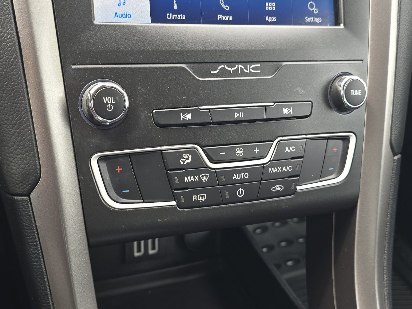 Used 2020 Ford Fusion SE FWD image 18