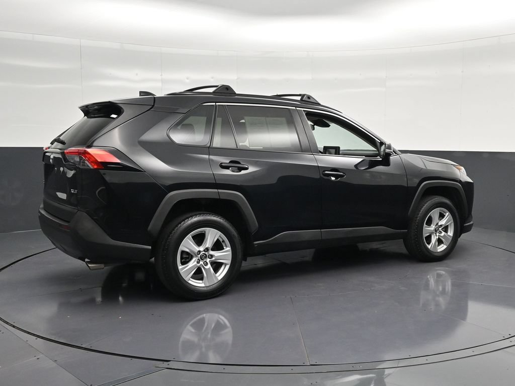Used 2020 Toyota RAV4 XLE w/ Convenience Package FWD image 3