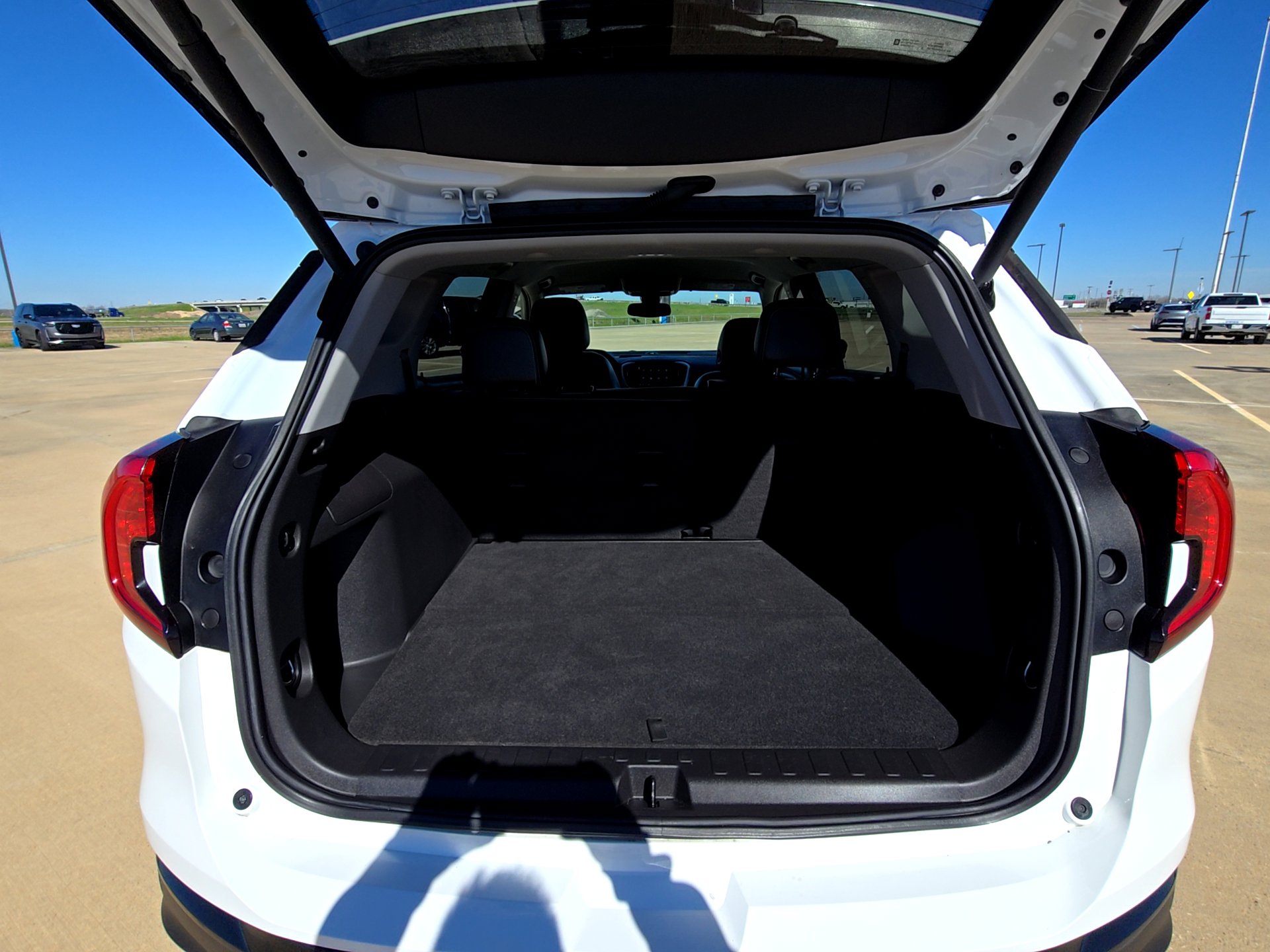 Used 2022 GMC Terrain SLT w/ Elevation Edition image 16