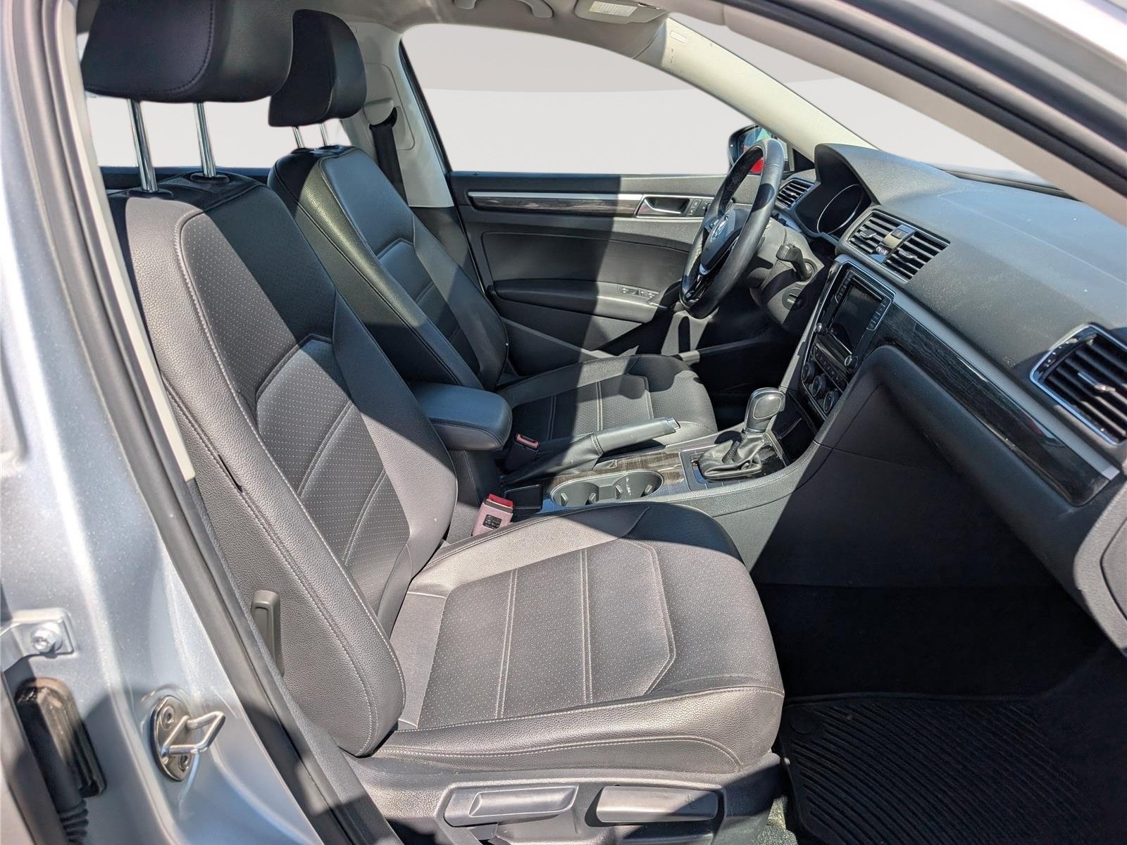 Used 2018 Volkswagen Passat 2.0T SE FWD image 12