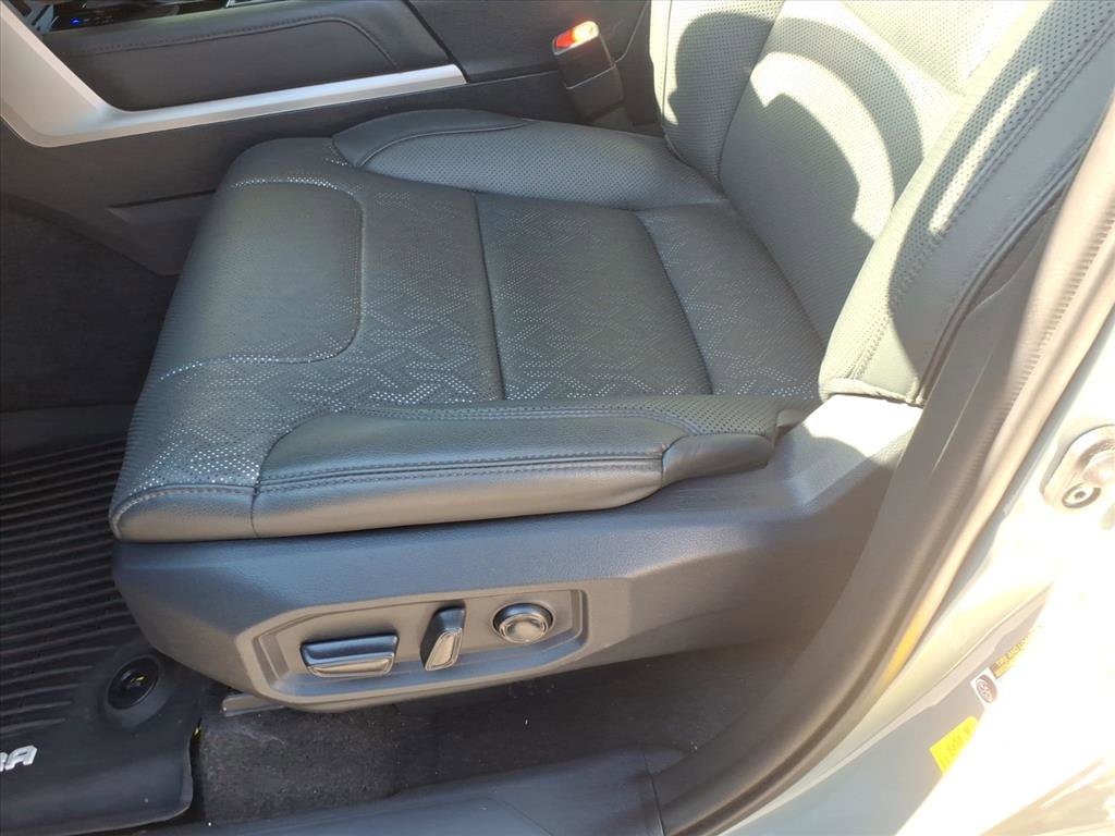 Used 2024 Toyota Tundra Limited AWD/4WD image 24