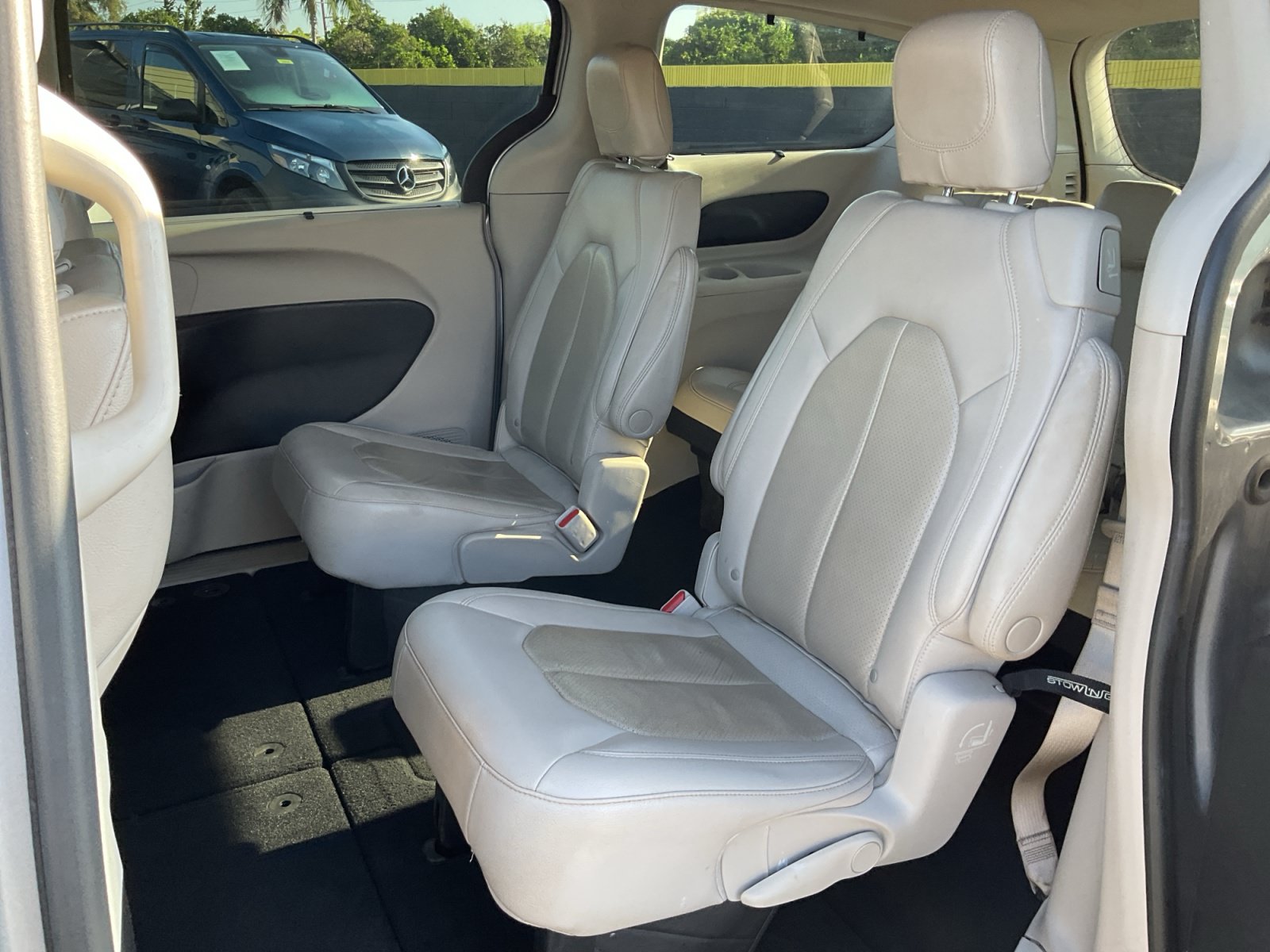 Used 2021 Chrysler Pacifica Touring-L FWD image 19