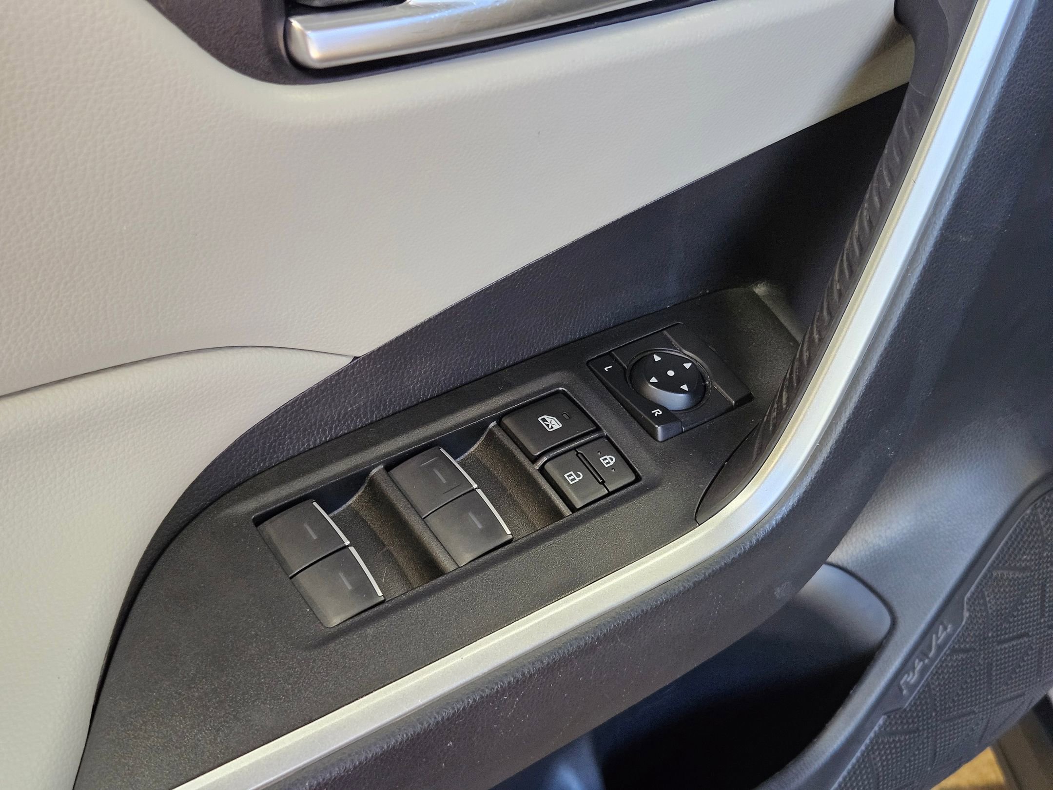 Used 2023 Toyota RAV4 XLE Premium image 21